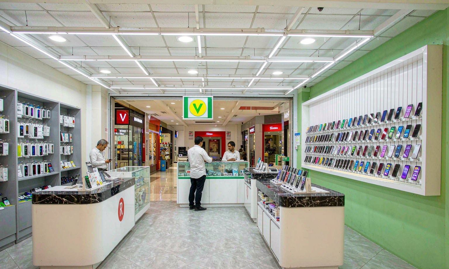 曼谷百貨內的電信門市，店員協助旅客辦理預付卡