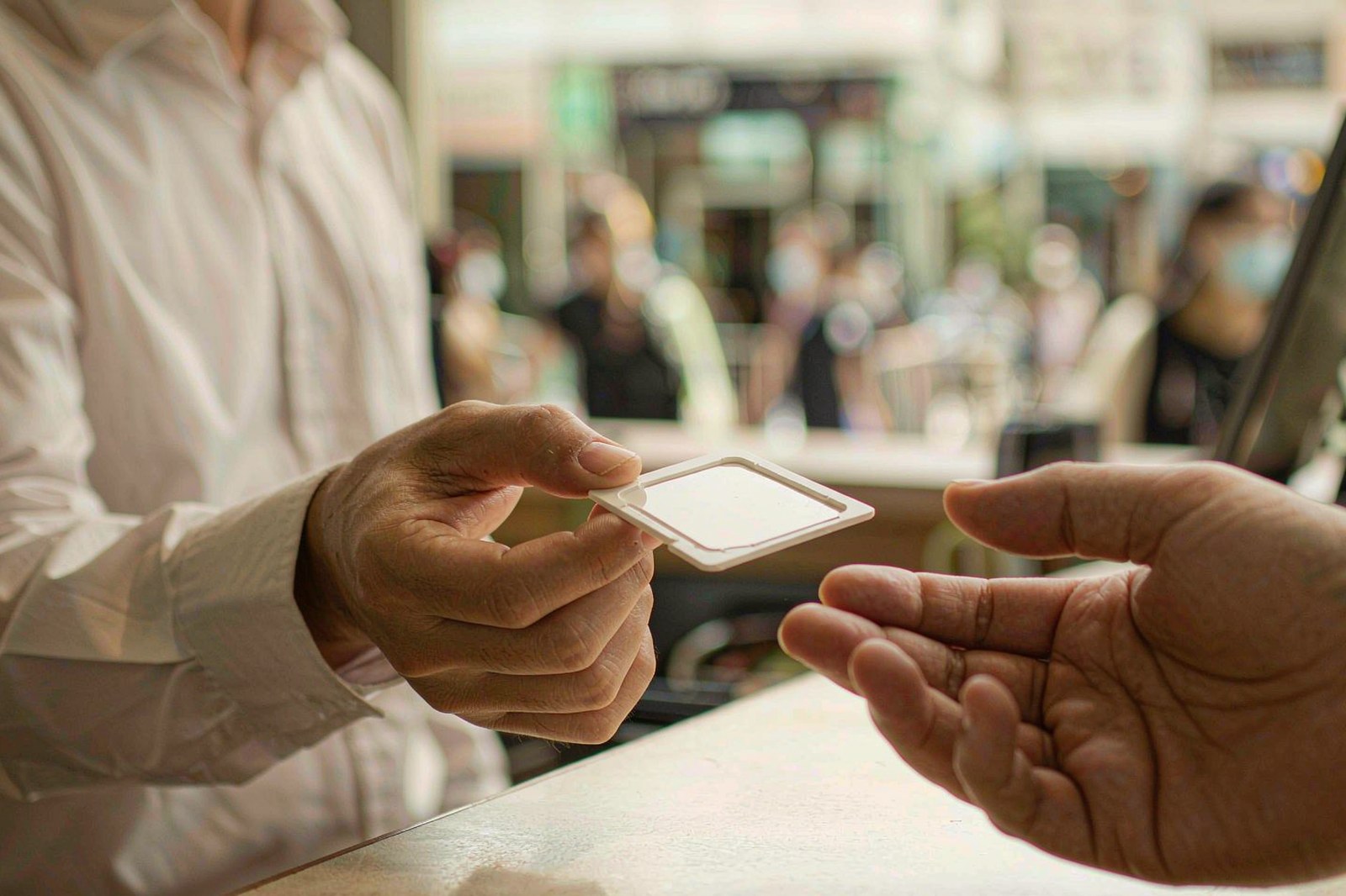 du eSIM vs Etisalat: Local UAE Lines for Visitors