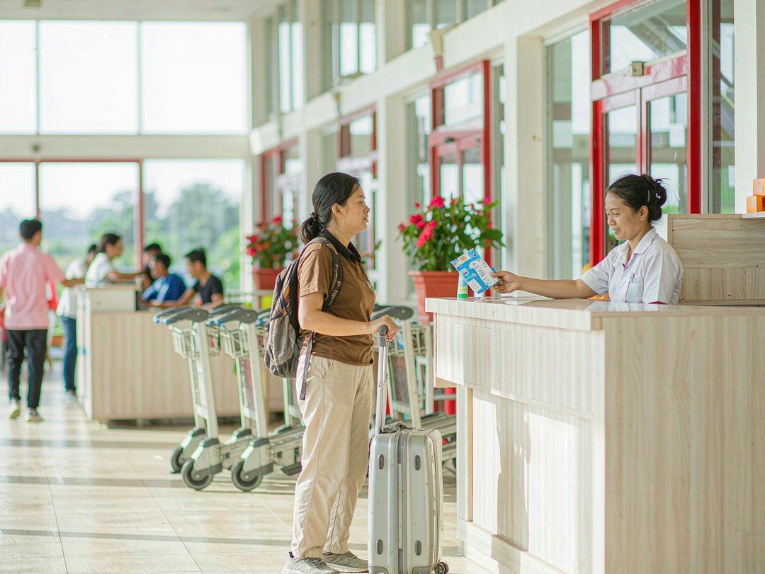 Vietnam SIM Card: Airport Counter, City Shop or eSIM?